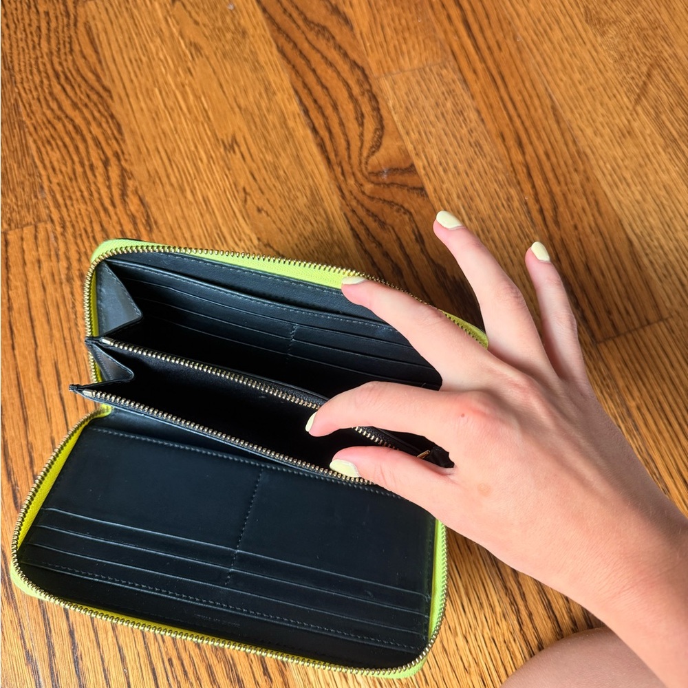 Burberry Neon Yellow Zip Wallet - Picture 4 of 4